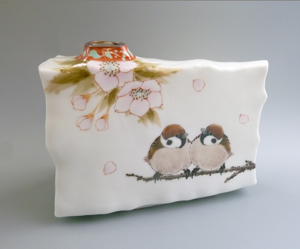 【Pre-order】- Sakura &amp; Sparrow Vase - Cunei (T-225) (deliver around 3 weeks after purchase)
