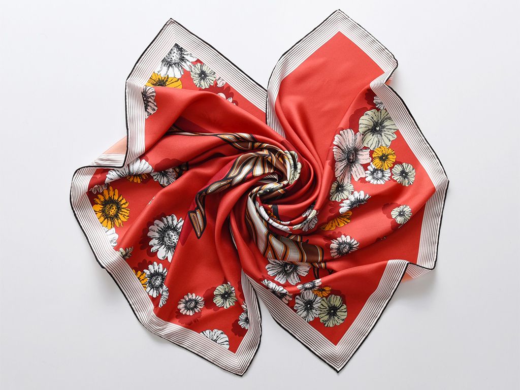 Silk twill print double-sided scarf with hand-rolled edges